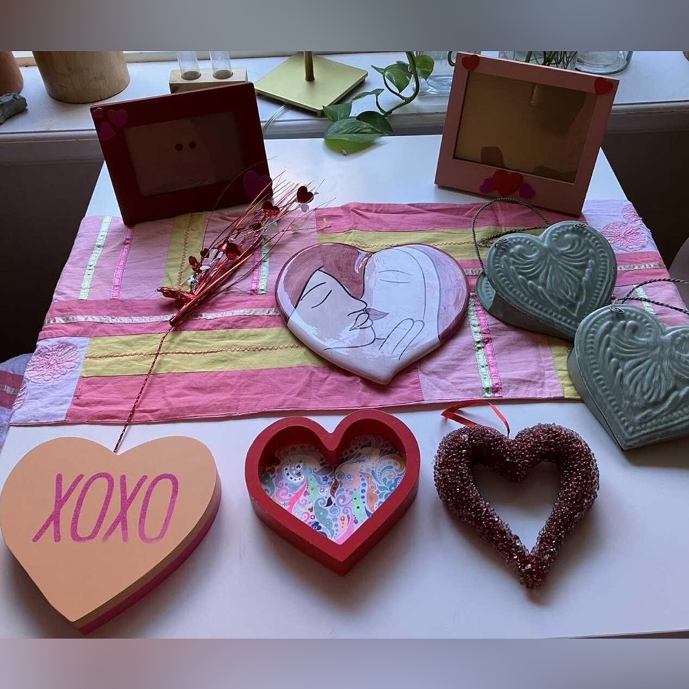 Valentinene Lot includes Table Runnerr